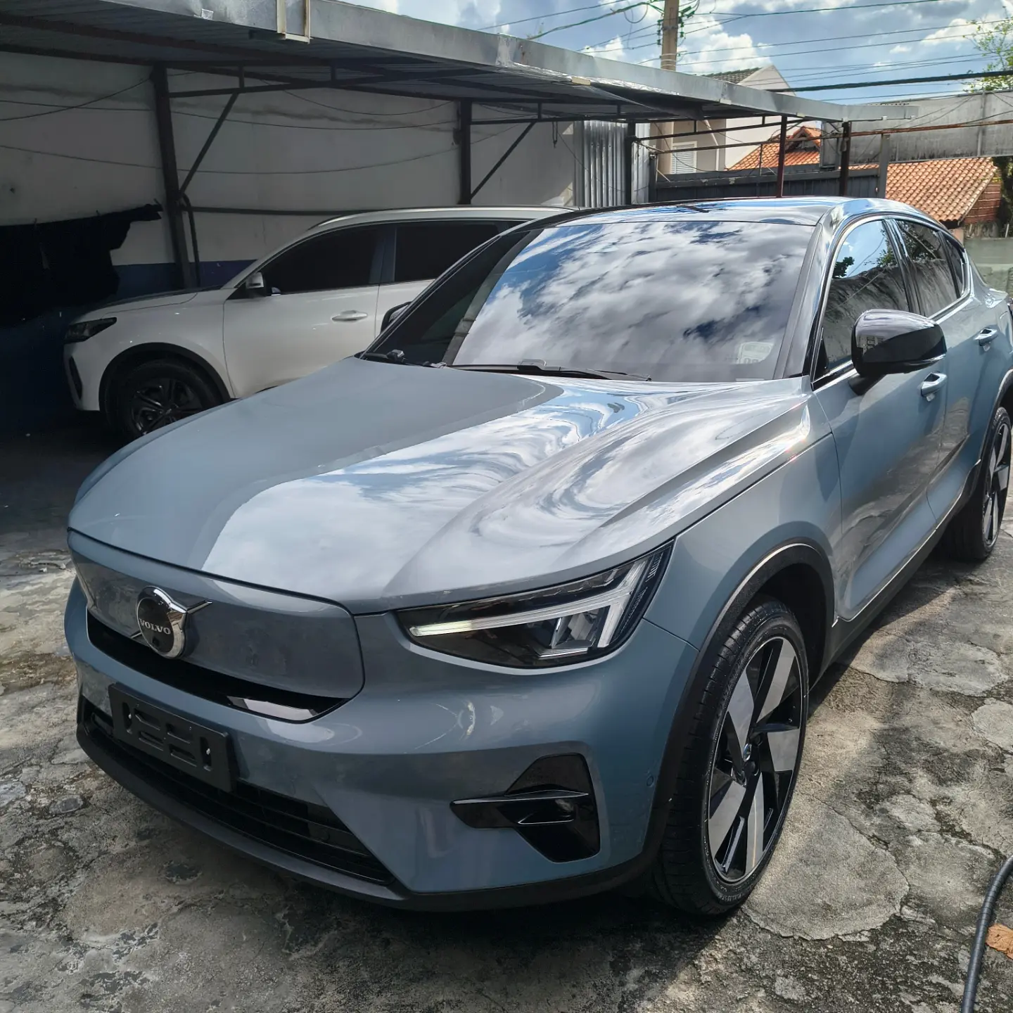 Volvo cinza após lavagem e polimento